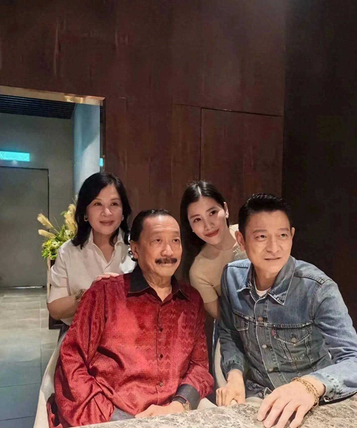 万舅舅顶级排场设宴身家52亿跻身富豪榜开元棋牌app刘德华陪妻返马探亲！亿(图2)