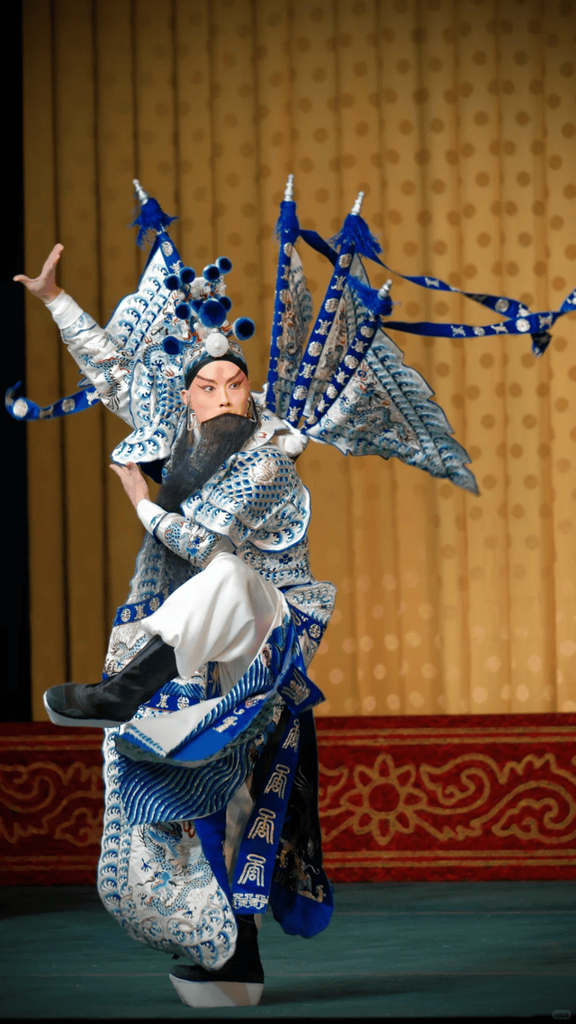 金牌旅行社带外国朋友解锁京剧脸谱玩法ky开元棋牌沉浸式非遗之旅！北京十大